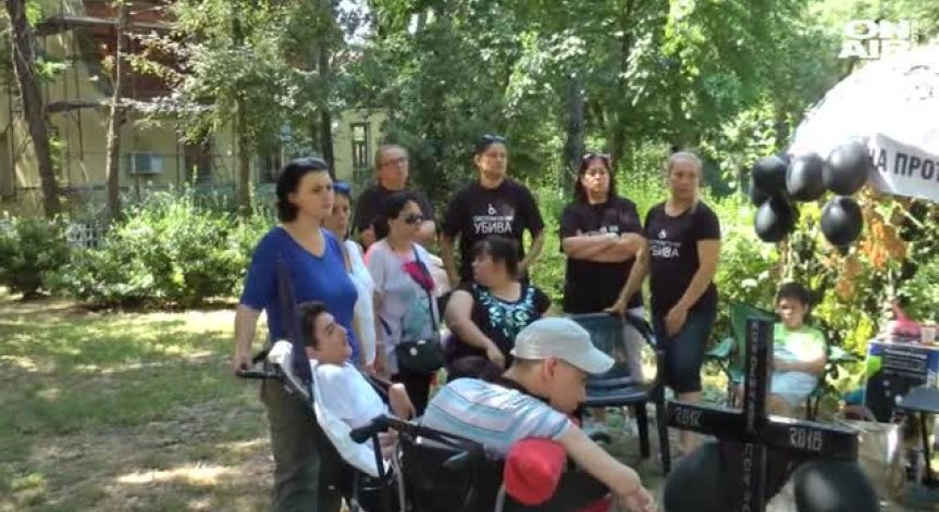 Родители на деца с увреждания с палаткови лагери в знак на протест