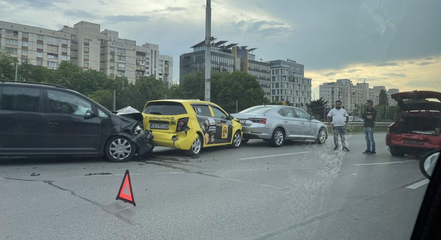Няколко автомобила се нанизаха на 