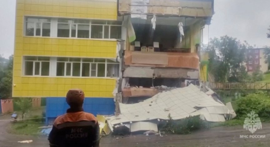 Сериозни щети по част от сградите.