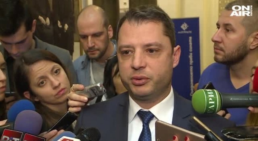 От солидарност към колегите: Делян Добрев с оставка като депутат