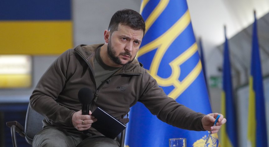 Продадоха на търг прословутия суитшърт на Зеленски за 90 000 паунда