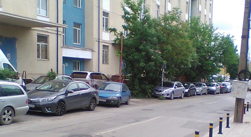 От Helpbook: Редовно се паркира върху тротоари в столичния кв. 