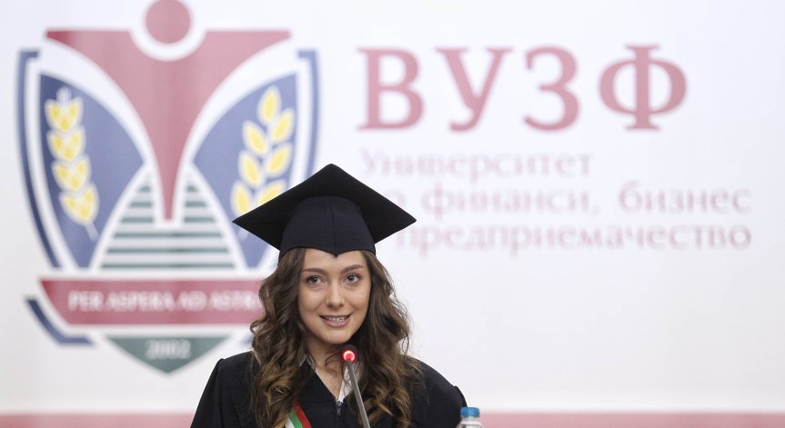 Институцията обучава над 800 студенти, почти половината са чужденци.