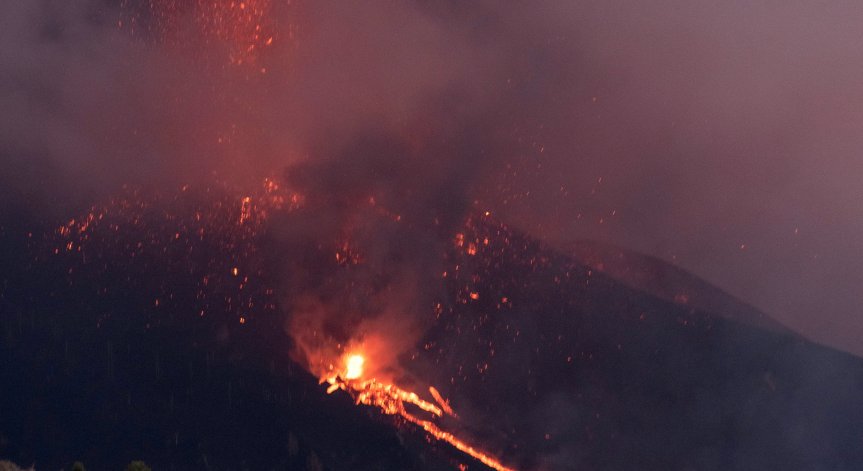 Вулканичните изригвания на остров Ла Палма се засилиха, евакуираха още 3 града