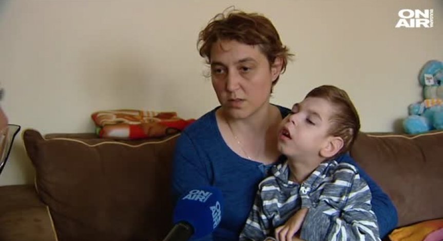 Дарители купиха нова инвалидна количка на дете с церебрална парализа