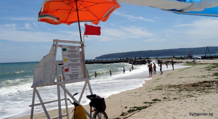 Червен флаг във Варна напълни ресторантите край плажа