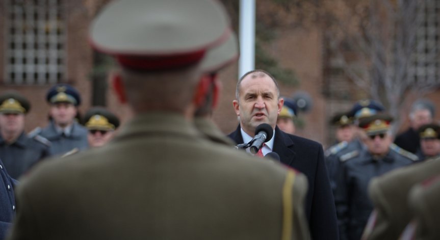 Радев за новите изтребители: Конкурсът е опорочен!