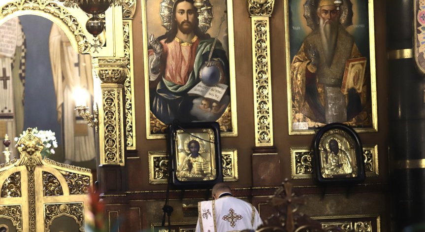 Задържаха мъже, ограбили църква и изиграли парите на хазарт