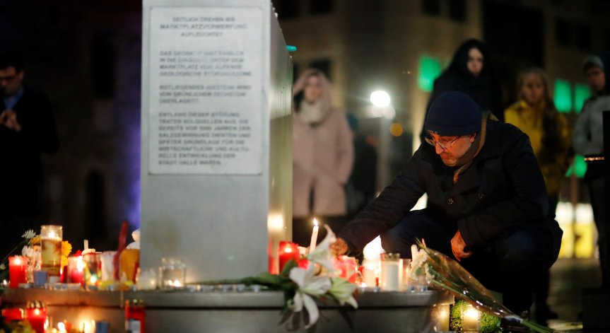Почетоха с бдение паметта на загиналите при стрелбата в Хале