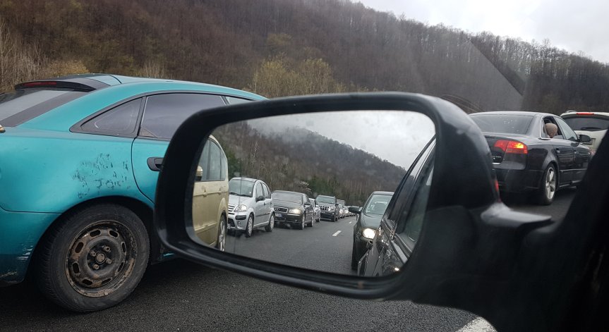 Аварирал ТИР блокира АМ 