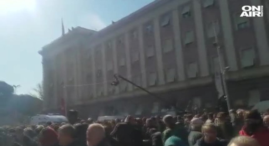 Демонстранти в Албания замериха сградата на правителството с 