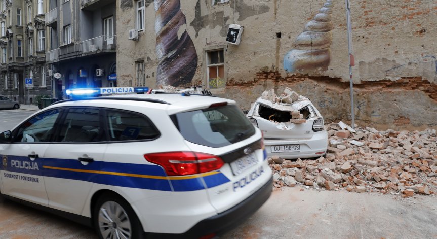 Насилие и омраза: Маскирани полицаи пребиват и гонят мигранти от Хърватия