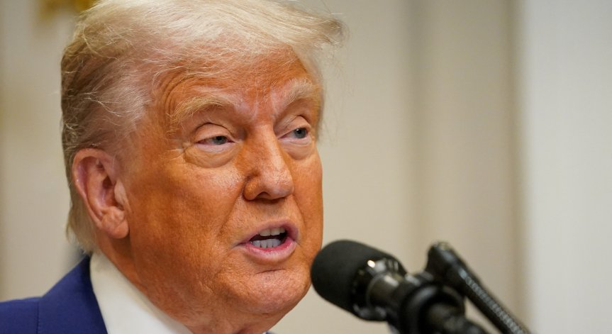 Доналд Тръмп говори пред журналисти в Белия дом.