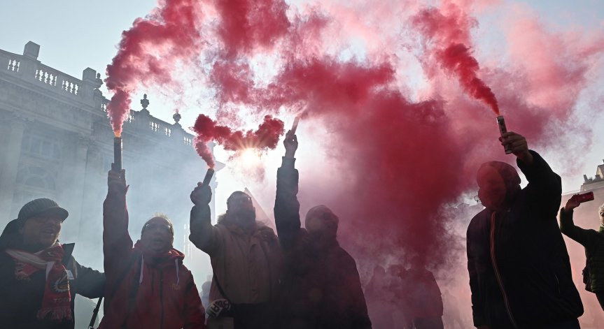Протестът е насочен към подобряване на трудовите условия и заплащането.