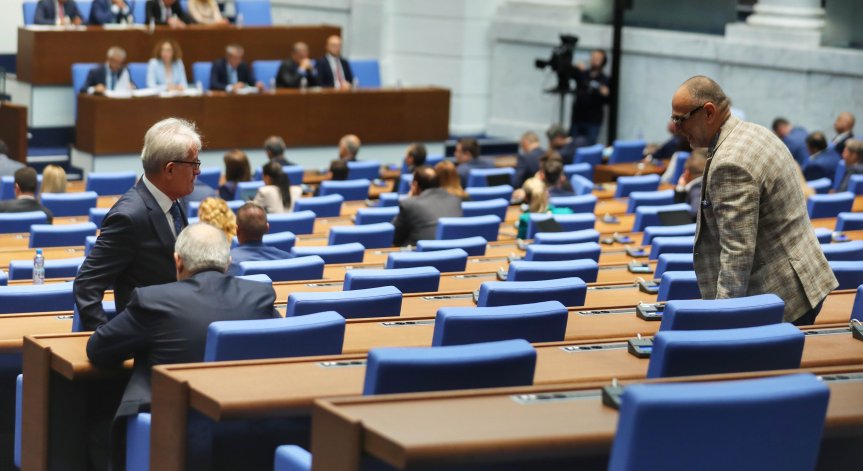 Решаващ ден за кабинета: Депутатите гласуват вота на недоверие