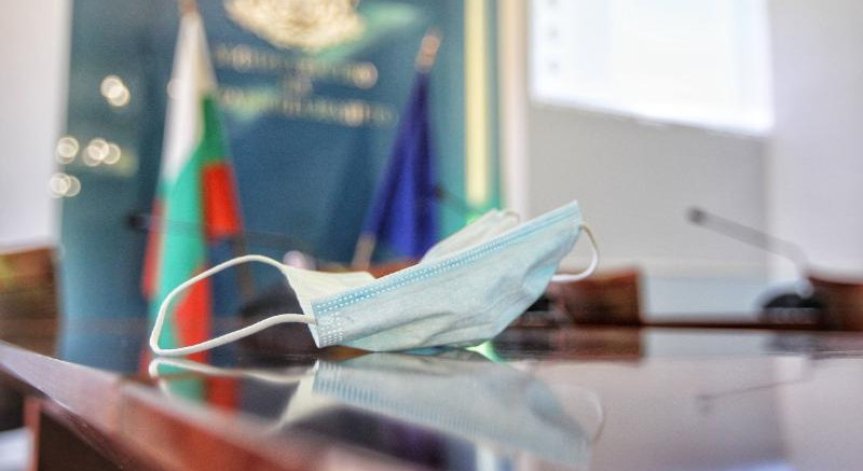 МЗ: Отпада задължителната маска на работното място за ваксинирани служители