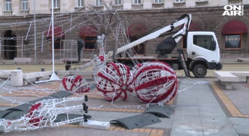 Възстановяват коледната украса пред ЦУМ в София