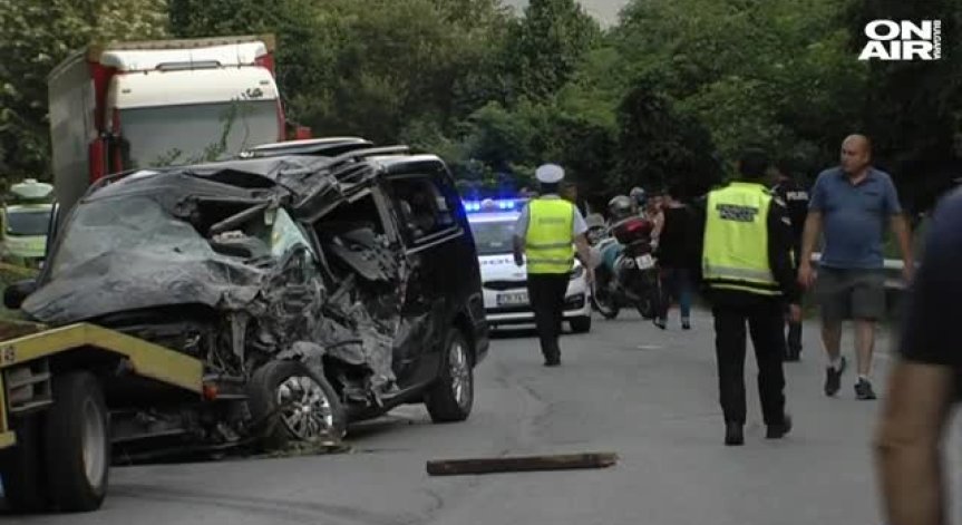 След бутилка водка: Украинският тираджия смачкал автобус остава в ареста