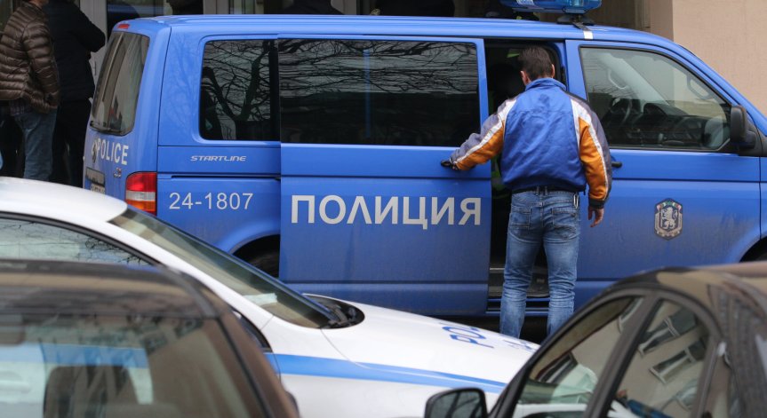Откриха голямо количество оръжия в дома на мъжа, самоубил се в ДАНС