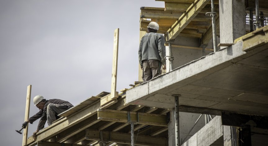 Строителните материали двойно по-скъпи, хора чакат за акт 16