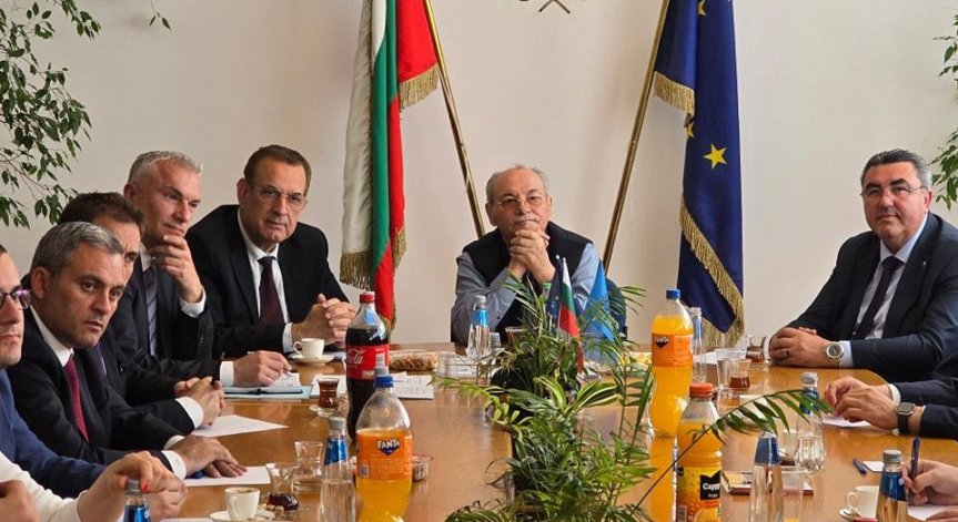 Политическото напрежение в парламента придобива международен отзвук