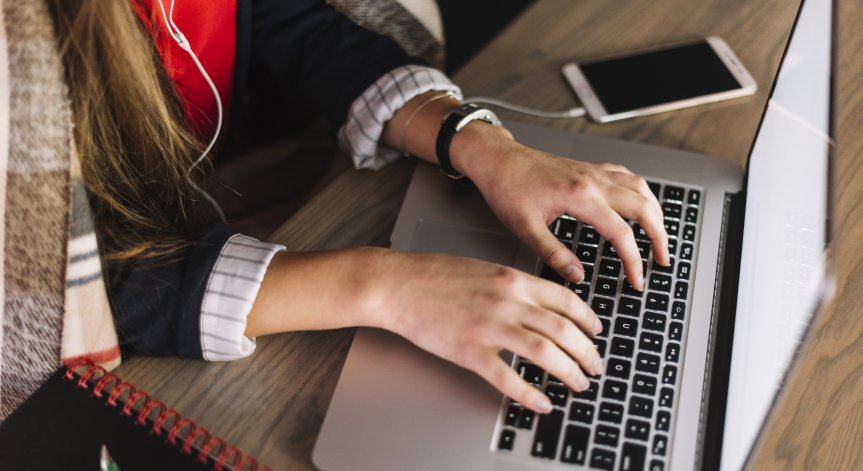 Терористичните и насилствените екстремисти използват онлайн платформи.