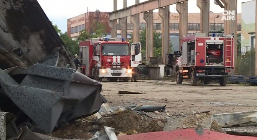 Огънят в склада в Казичене не е напълно потушен