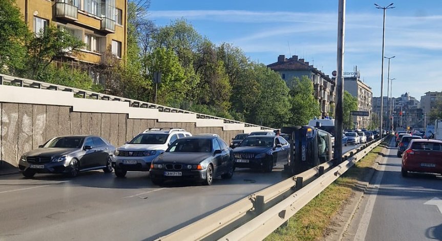 Кола се обърна на оживен булевард в София и затрудни движението