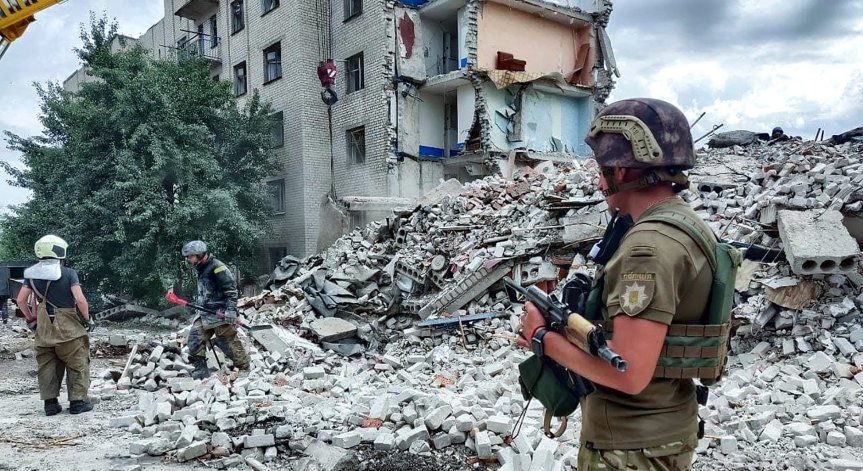 Още жертви на руския удар в Донецка област, има затрупани хора