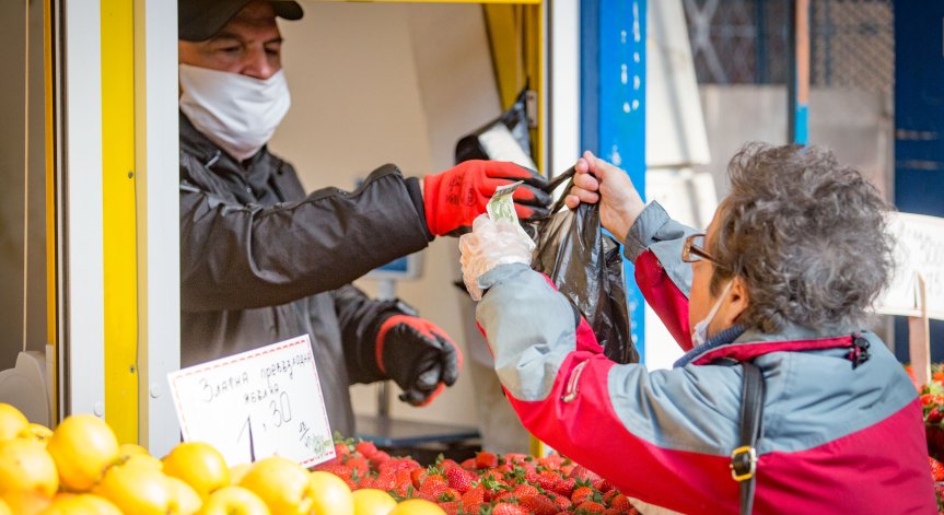 Спад в цените на храните на едро: Поевтиняха краставици, домати и череши