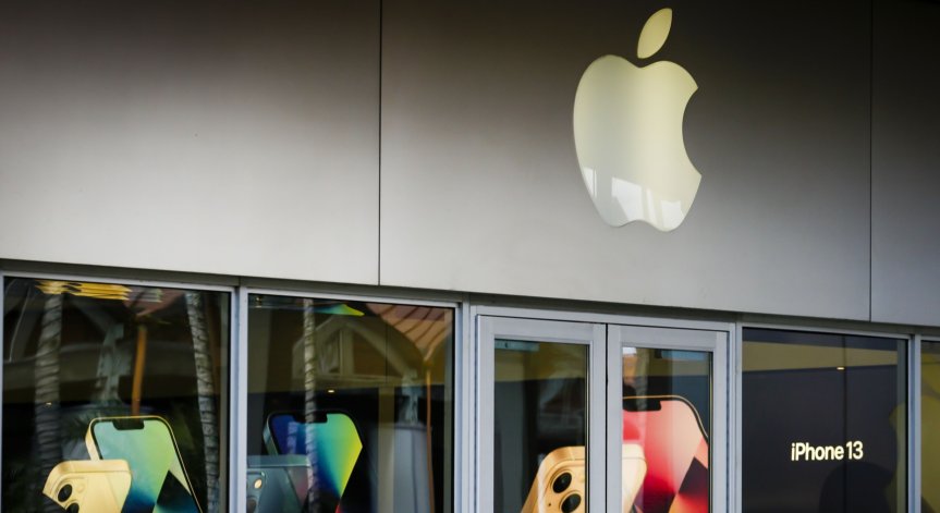 Къде и защо Apple изостава от конкуренти като Amazon и Google?