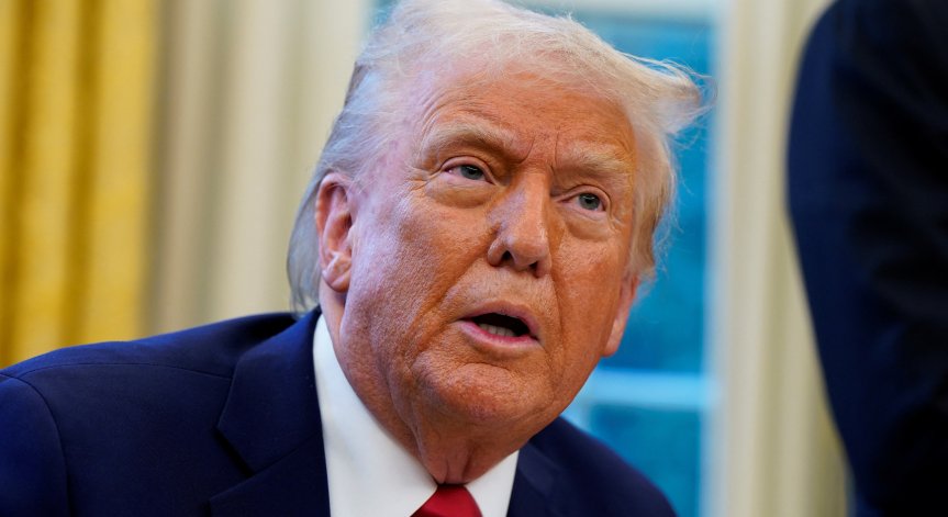 Тръмп и Путин разговарят по телефона.