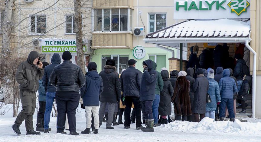 Опашката за хляб в Казахстан - местният Facebook при спрян интернет