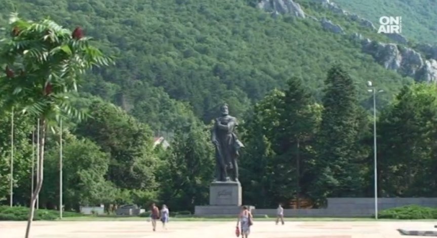 Паметникът на Христо Ботев във Враца ден след ден бавно се руши