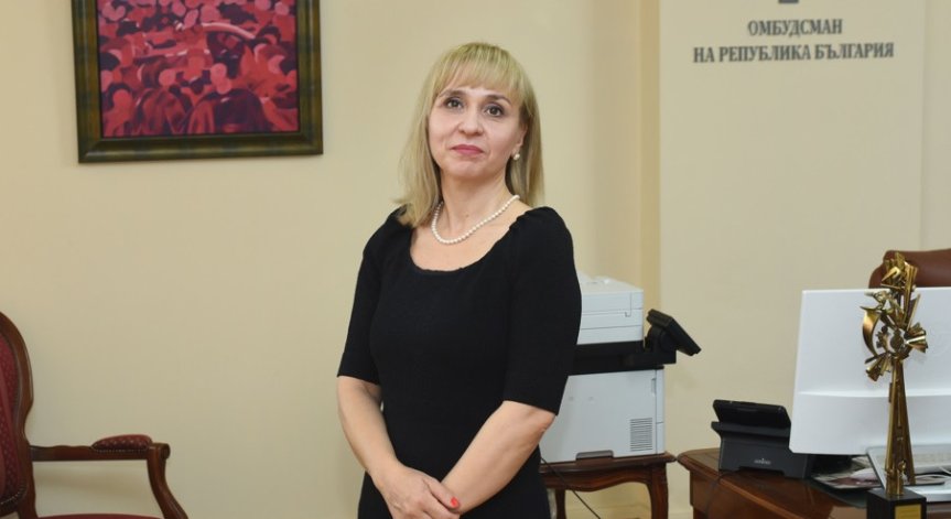 75 самотни деца-бежанци са наблъскани във физкултурен салон, имат само 2 тоалетни