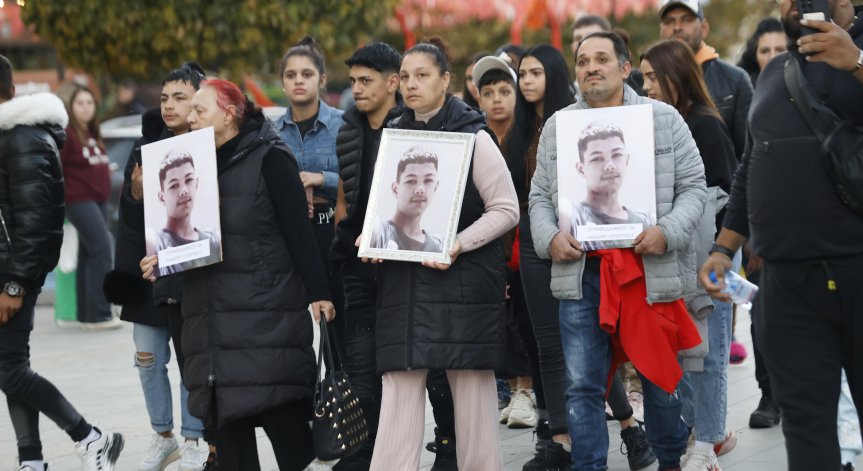 Протест пред Съдебната палата след убийството на момче в мол в София