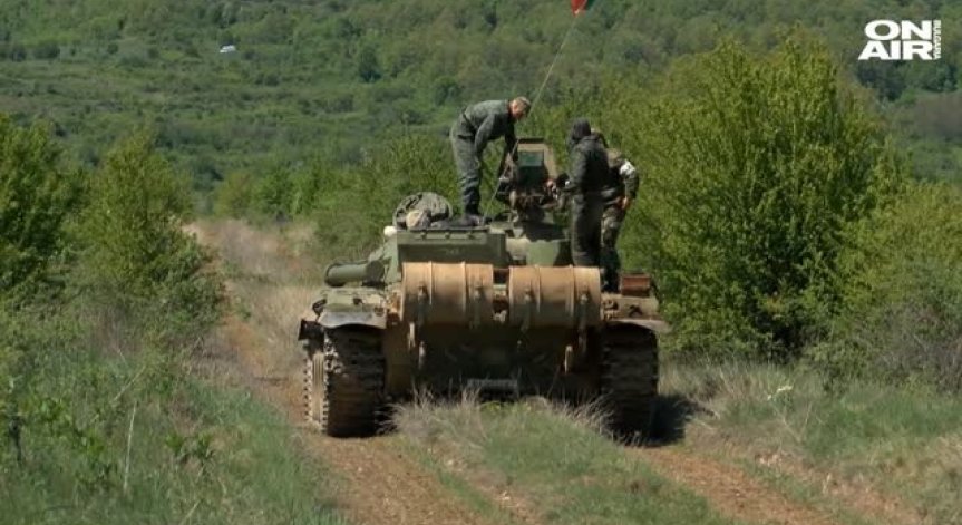 Над 1300 ученици наблюдаваха демонстрация с военна техника във Велико Търново