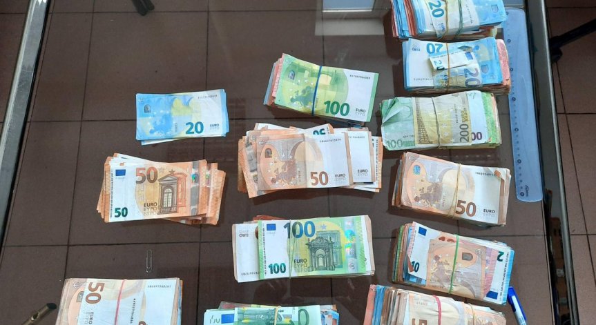 Недекларирани 100 000 евро откриха митничари на 