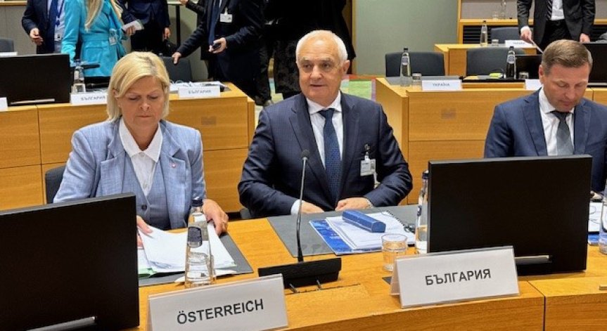 Запрянов в Брюксел: Трябва да увеличим производството на боеприпаси в Европа