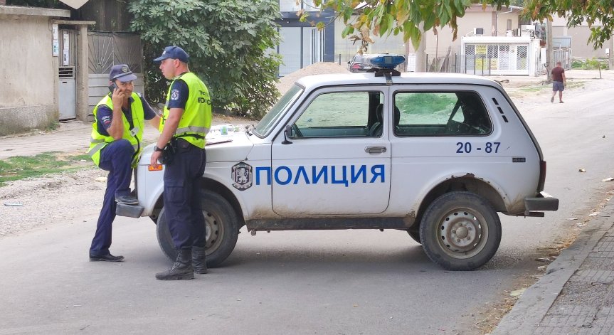 Две фамилии в Ихтиман се биха с тухли, керемиди и бутилки