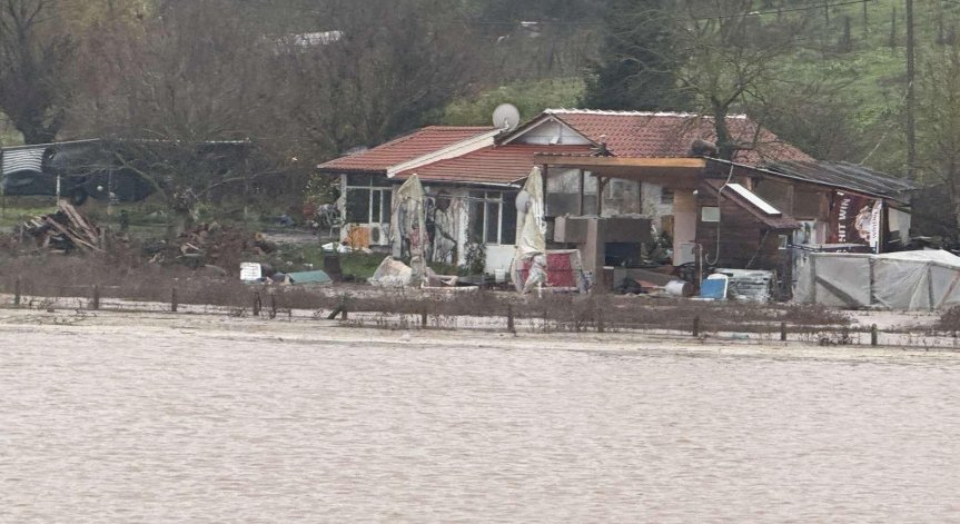 Дъждовете блокираха пътища на юг от Бургас, семейство евакуирано от наводнена къща