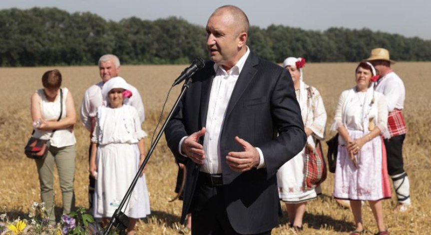 Радев в Силистра: Политиците да мислят за земята и за българите, които ни хранят