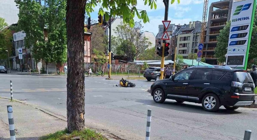 Тежка катастрофа с моторист в София