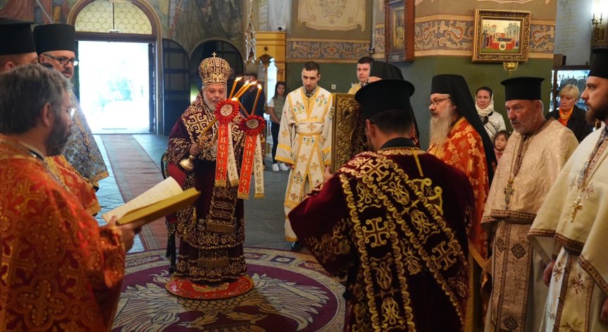 Митрополит Киприан служи в храм-паметника 