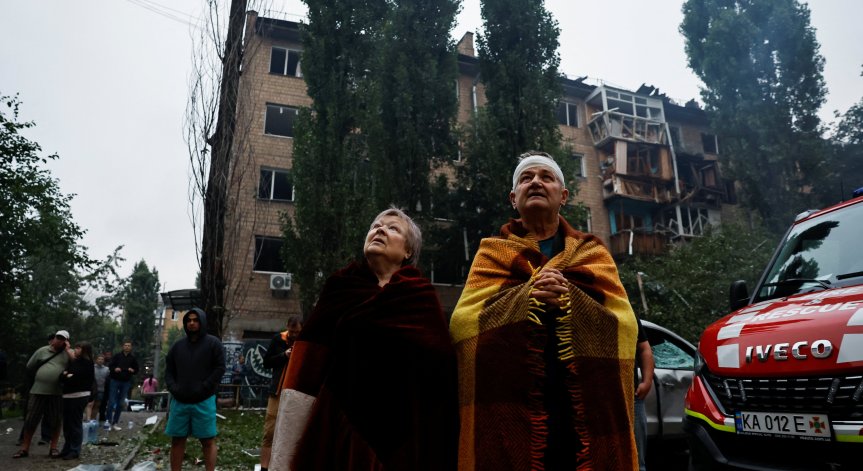 Киев осъмна с разрушения след нощна въздушна тревога.