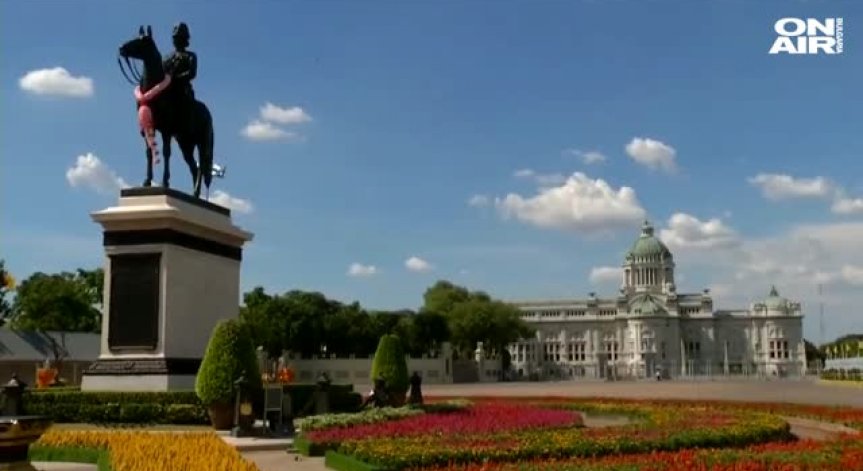 Изненадващо: Кралят на Тайланд взе за съпруга бодигарда си