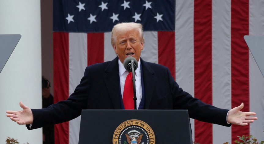 Тръмп отлага планираното повишаване на митата.