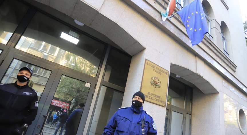 739 претенденти се борят за 29 длъжности 