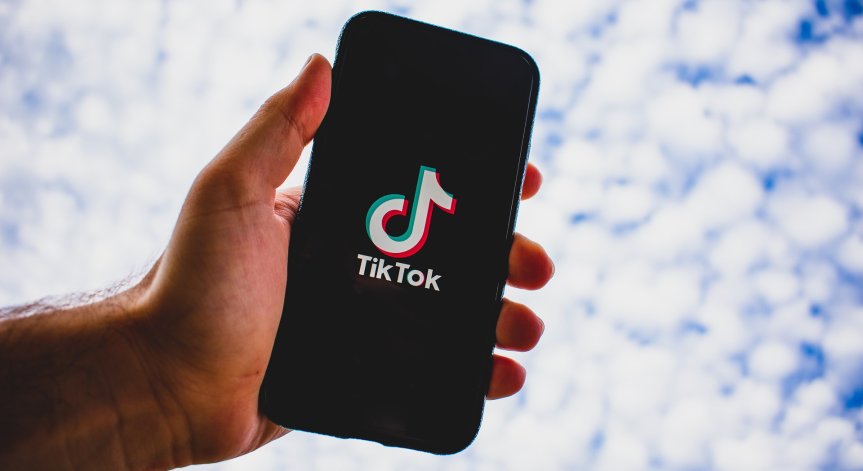 ЕК забрани на служителите си да използват TikTok, Китай им събира данните