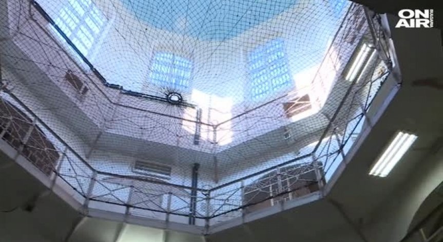 Пистолетът на избягалия затворник Пелов внесен с хляб?